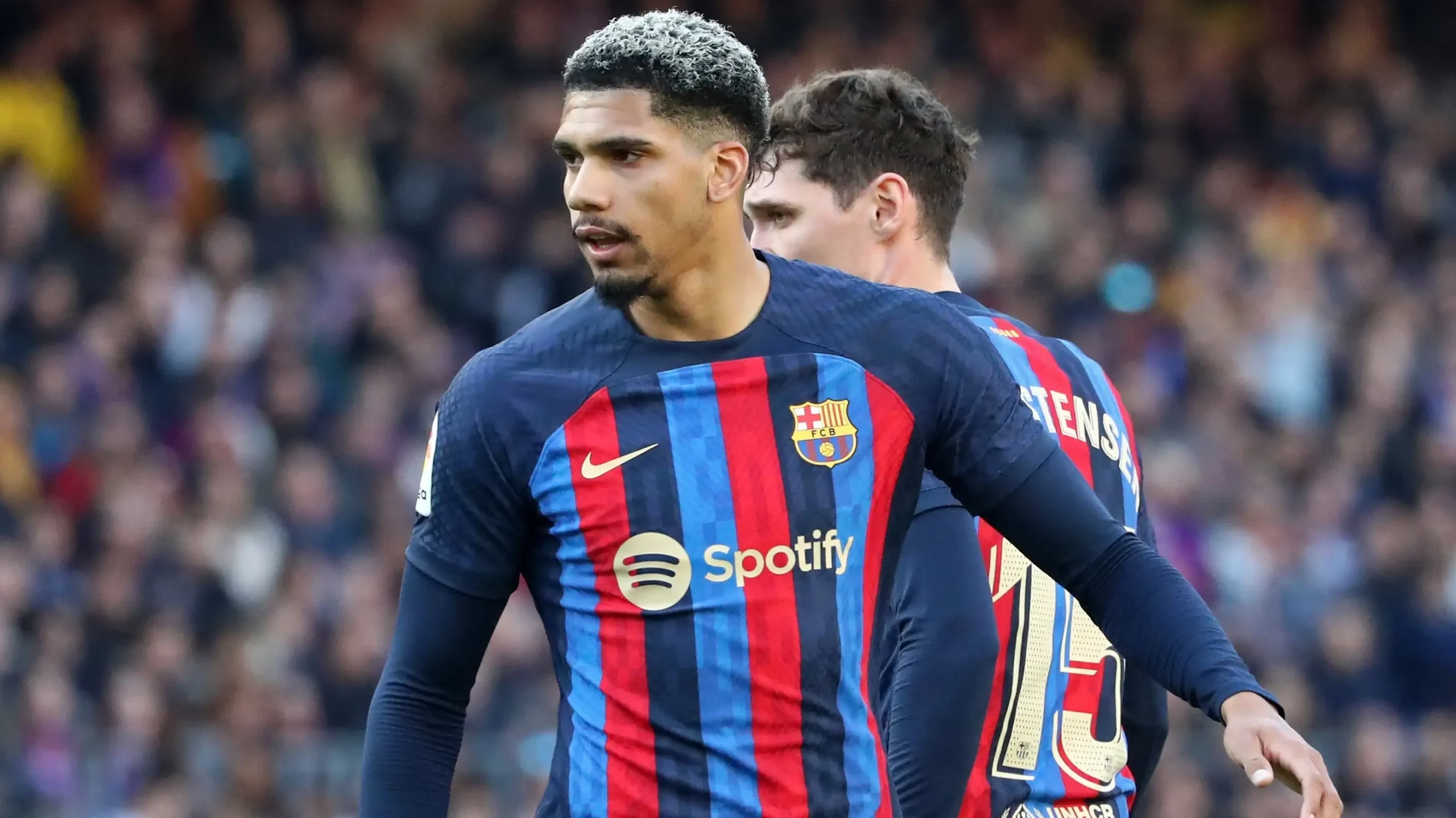 Biểu tượng chiến thắng cho cầu thủ xuất sắc nhất Ligue 1 mùa giải 2022-2023