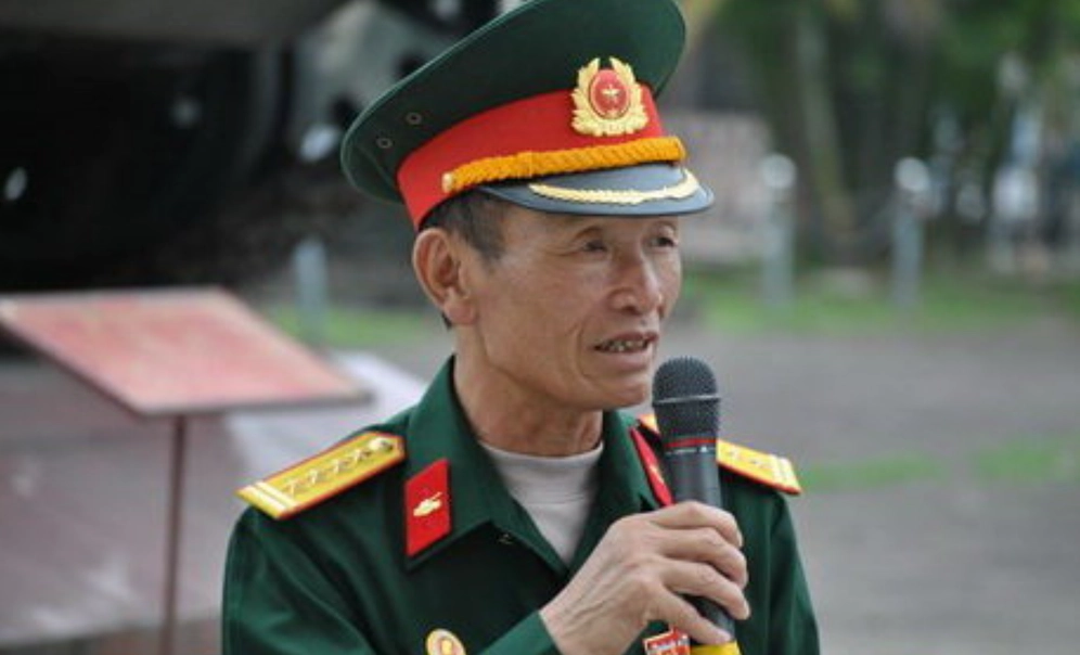 Hình ảnh minh họa khoảnh khắc lịch sử cắm cờ trên nóc Dinh Độc Lập.