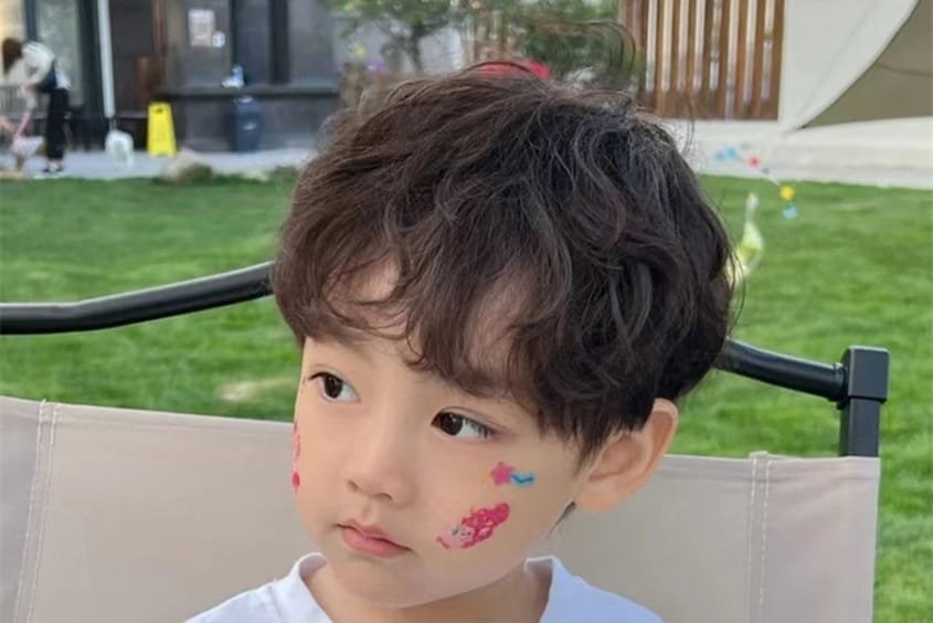 kiểu tóc đẹp cho bé trai 2 tuổi