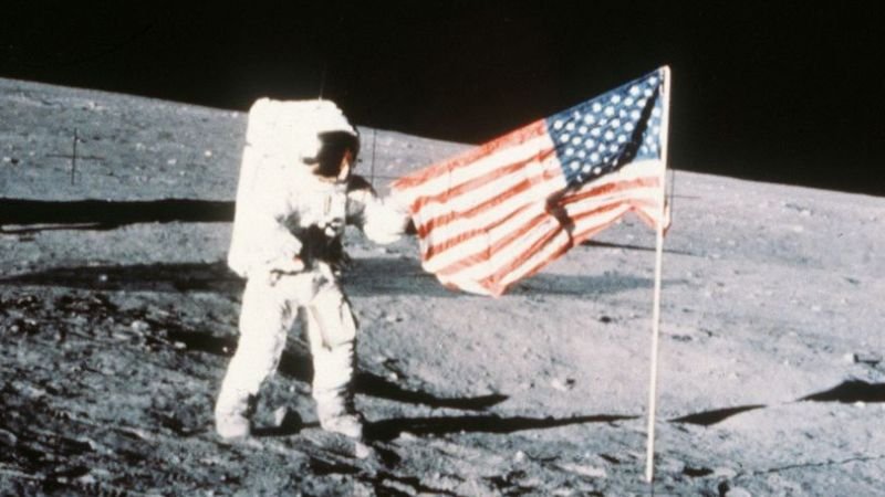 neil-armstrong-la-nguoi-dau-tien-dat-chan-len-mat-trang