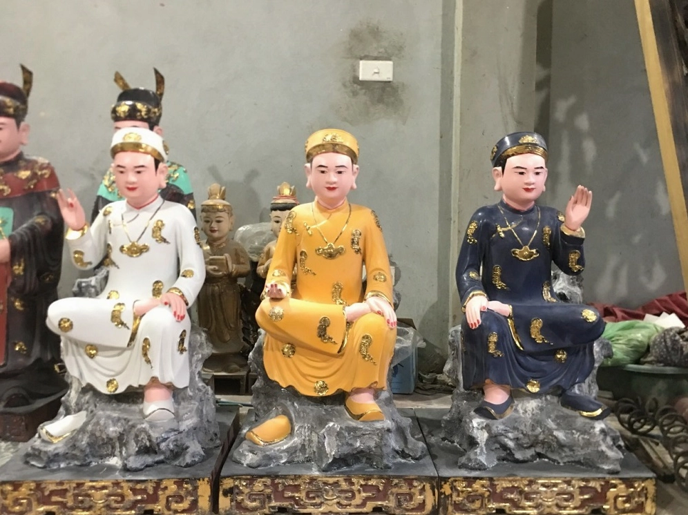 Người dân thành kính cầu tài lộc trước tượng Ông Hoàng Bảy