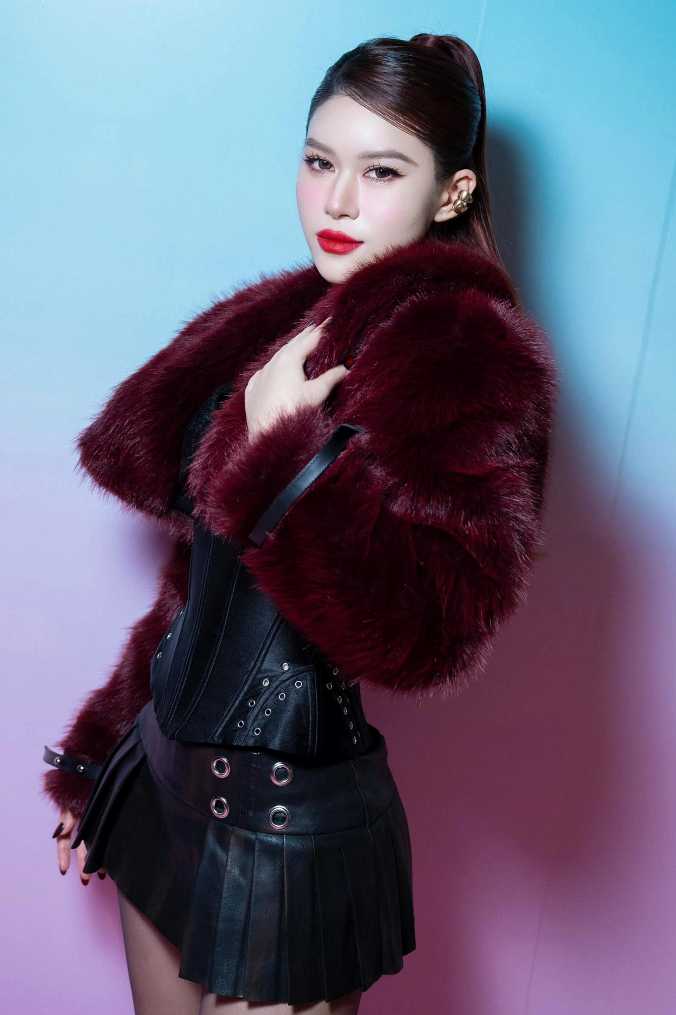 Người đẹp Vbiz là nữ thừa kế “gia tộc nghìn tỷ”: Từng được nuôi như công chúa, nay lăn xả bẻ măng, trồng tỏi giữa trời nắng- Ảnh 4.