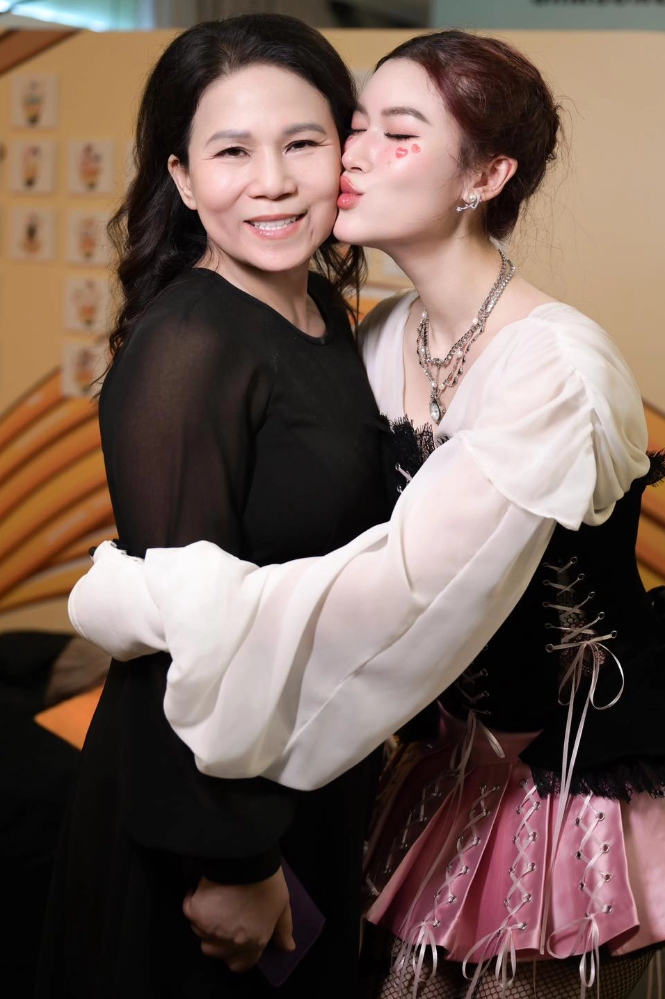 Người đẹp Vbiz là nữ thừa kế “gia tộc nghìn tỷ”: Từng được nuôi như công chúa, nay lăn xả bẻ măng, trồng tỏi giữa trời nắng- Ảnh 1.