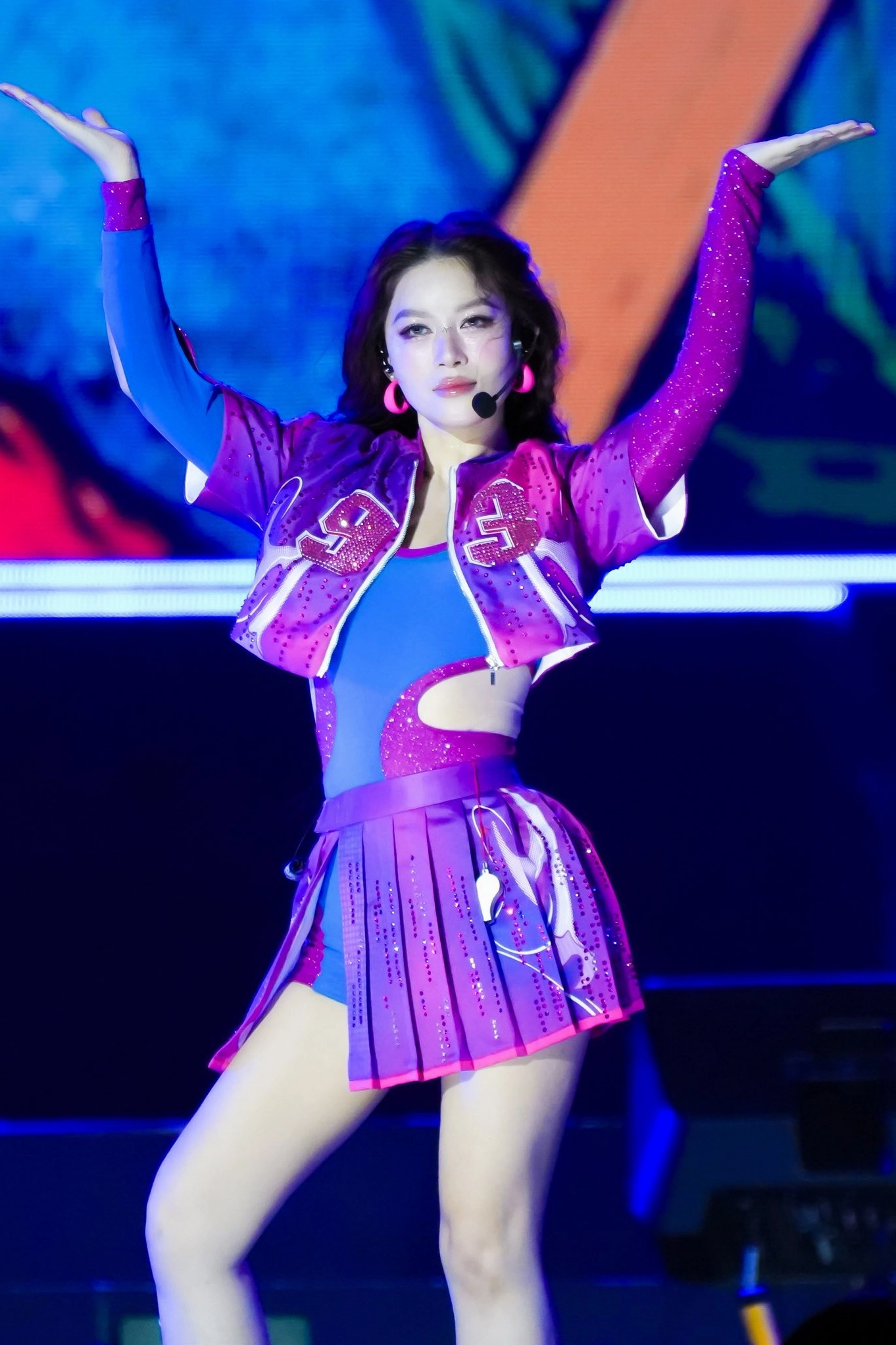 Người đẹp Vbiz là nữ thừa kế “gia tộc nghìn tỷ”: Từng được nuôi như công chúa, nay lăn xả bẻ măng, trồng tỏi giữa trời nắng- Ảnh 2.