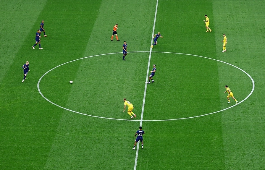 Pha bóng gây sóng gió trước khung thành Romania trong trận Hà Lan thắng 3-0