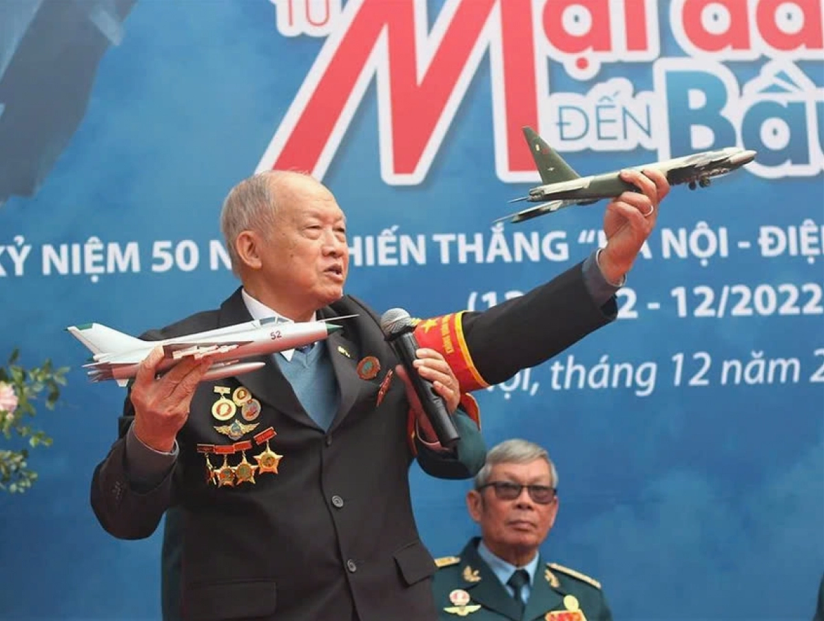 Phi công Vũ Đình Rạng thuật lại trận đánh B52 năm xưa tại một sự kiện