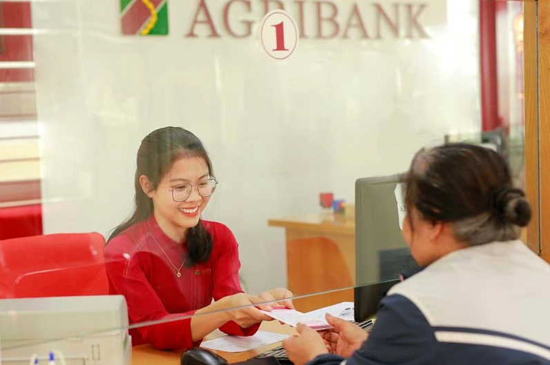 Quầy giao dịch Agribank hoạt động sôi nổi