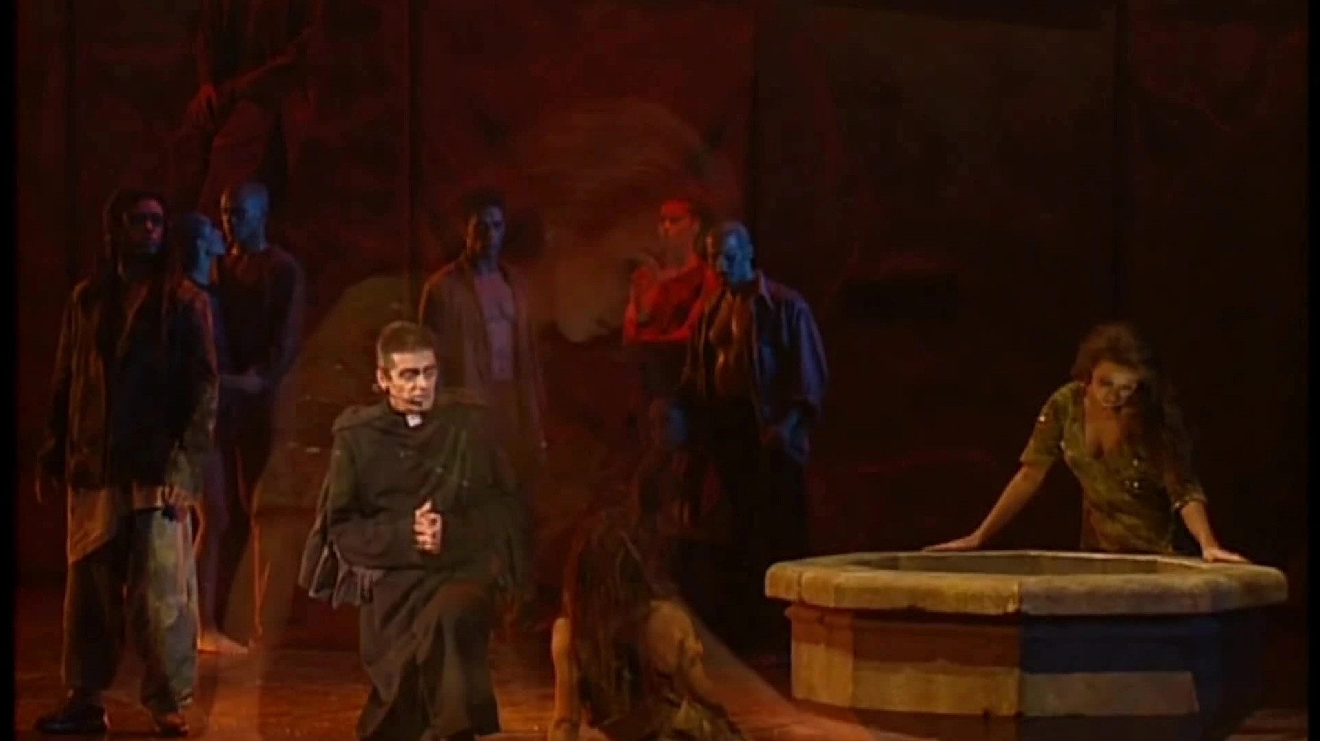 Sân khấu nhạc kịch chuyển thể từ tác phẩm “Nhà thờ Đức Bà Paris”