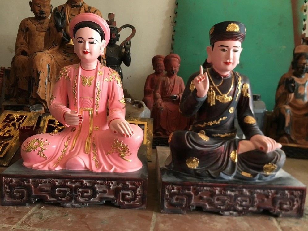 Tượng Ông Hoàng Bảy uy nghiêm trong trang phục áo chàm tím