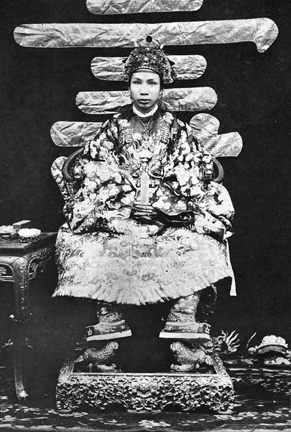 Vầng hào quang' quanh vua Đồng Khánh để làm phai mờ hình ảnh vua Hàm Nghi