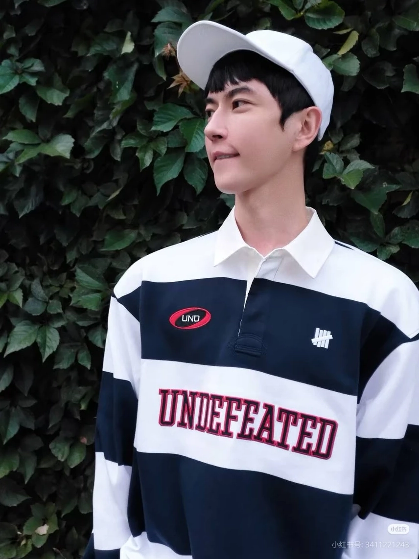 Vu Mông Lung trong trang phục thường ngày