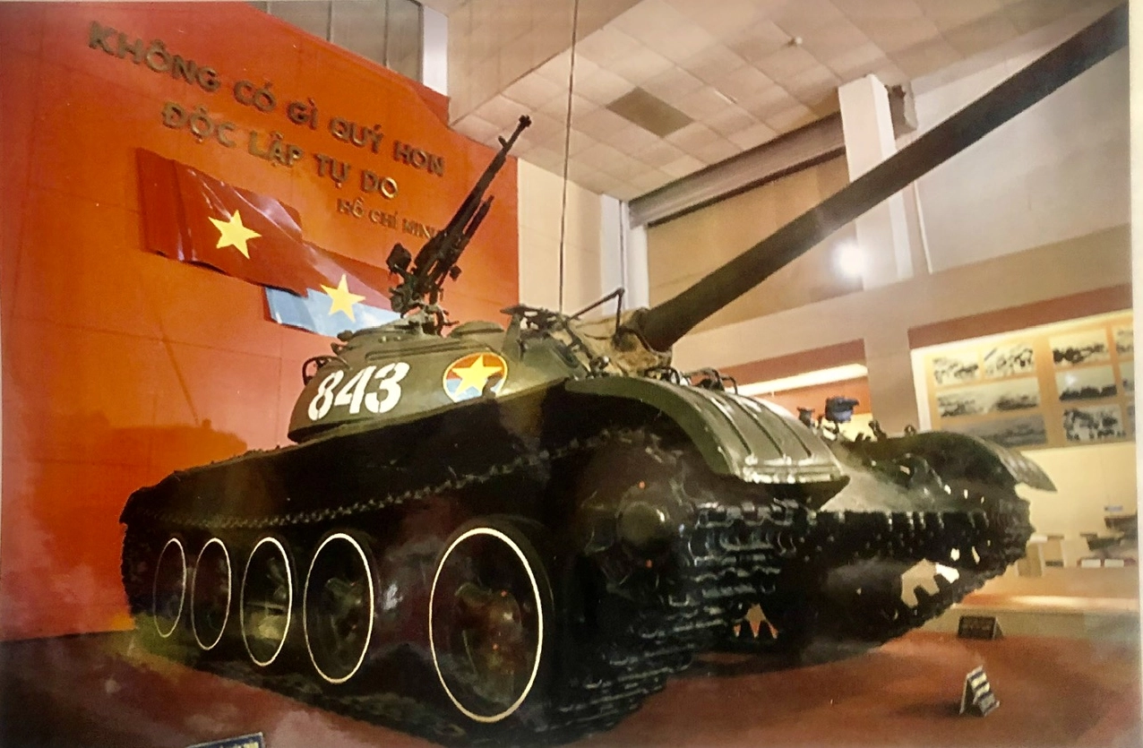 Xe tăng 843 do Đại úy Bùi Quang Thận chỉ huy tiến vào Sài Gòn.