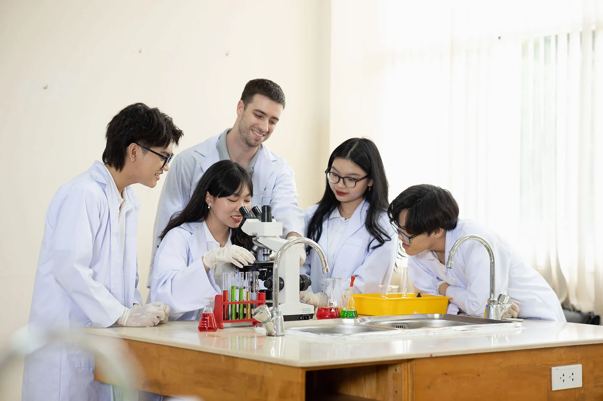 bang-gia-hoc-phi-truong-quoc-te-nam-2026-dat-nhung-co-xat-ra_143