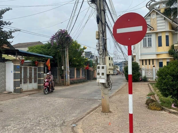 Biển báo P.102 được cắm ở con đường Cấm đi ngược chiều