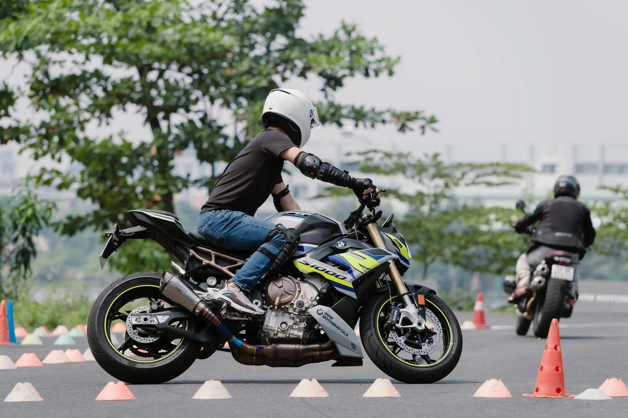 bmw-s1000r-2026-danh-thuc-ban-nang-toc-do-tren-duong-pho_557