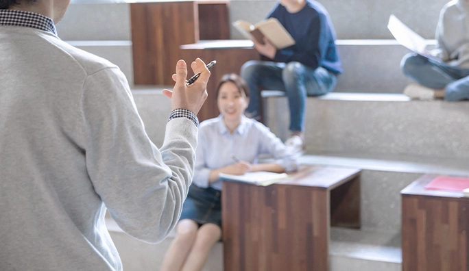 Các kỹ sư nam của Samsung đang nói chuyện trao đổi công việc