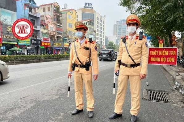 Cảnh sát giao thông kiểm tra giấy tờ