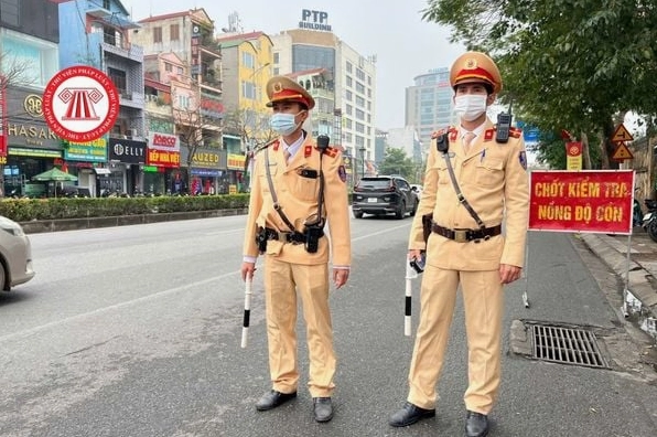 Cảnh sát giao thông xử lý vi phạm trên đường