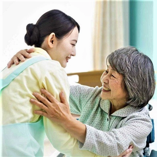 Chăm sóc người già - một hình thức giúp việc nhà phổ biến