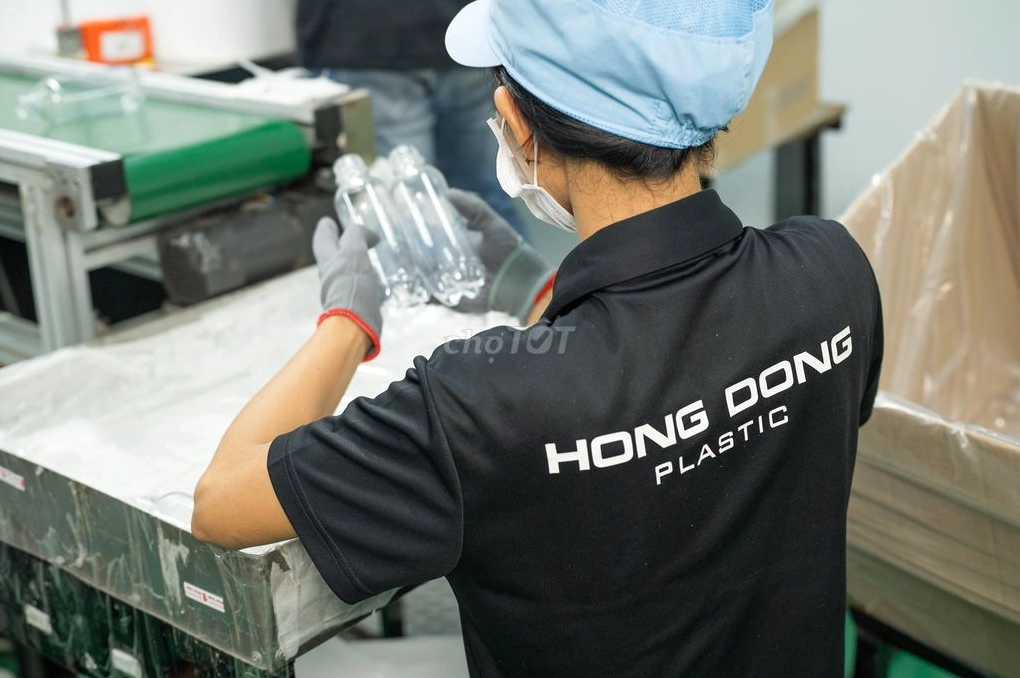 Công nhân sản xuất tại Hóc Môn đang làm việc chăm chỉ