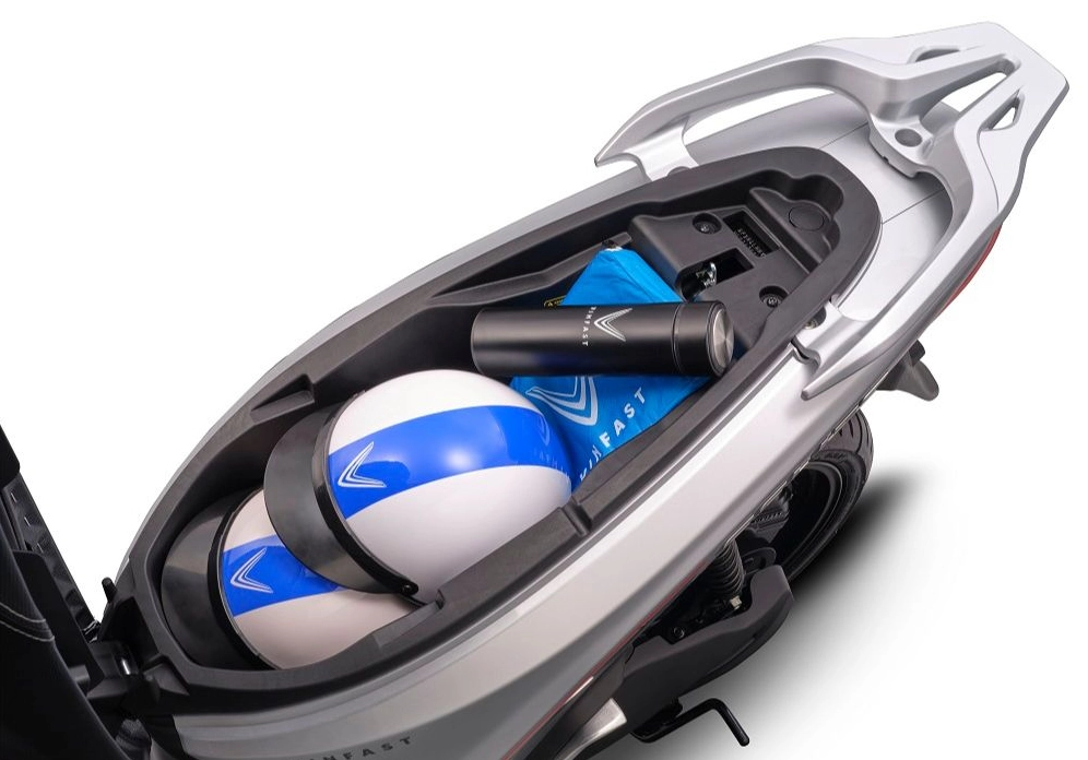 cốp xe máy điện vinfast feliz s được thiết kế mở rộng với dung tích lên đến 25L