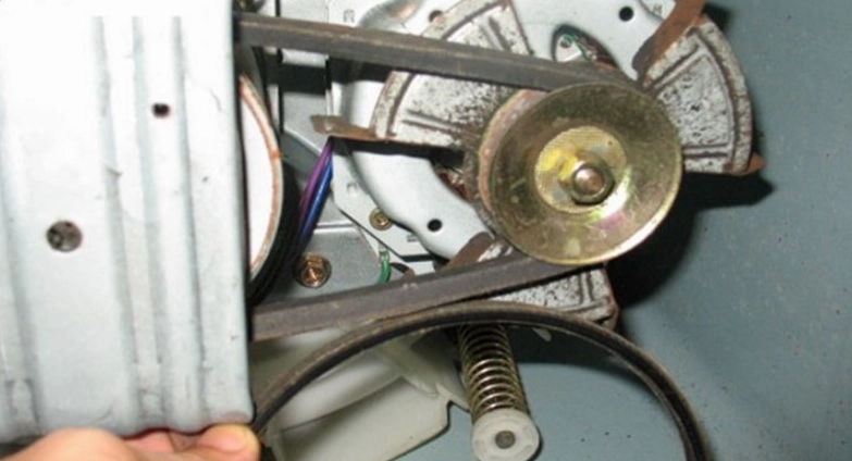 Dây curoa bị đứt khiến máy giặt không thoát được nước