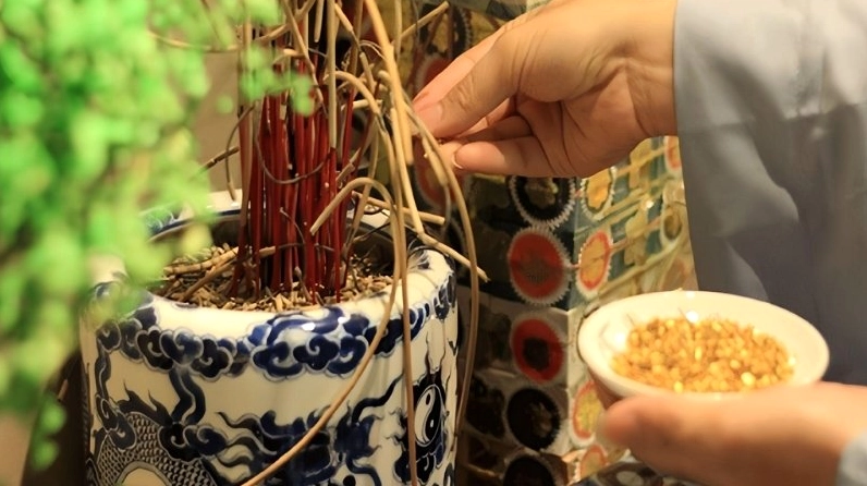 Dọn bàn thờ dịp cuối năm