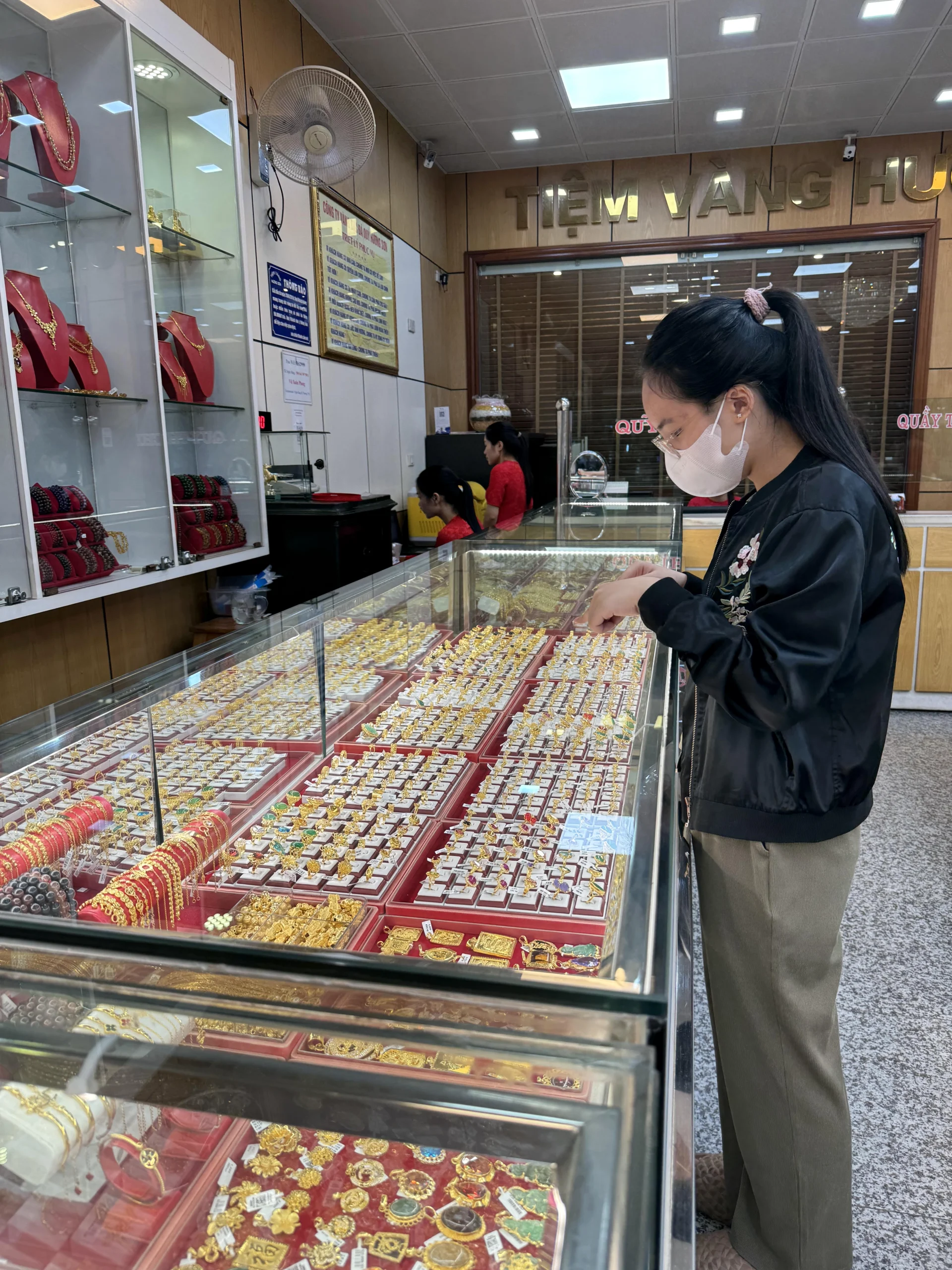 Giá vàng 9999 trong nước tiếp đà giảm mạnh