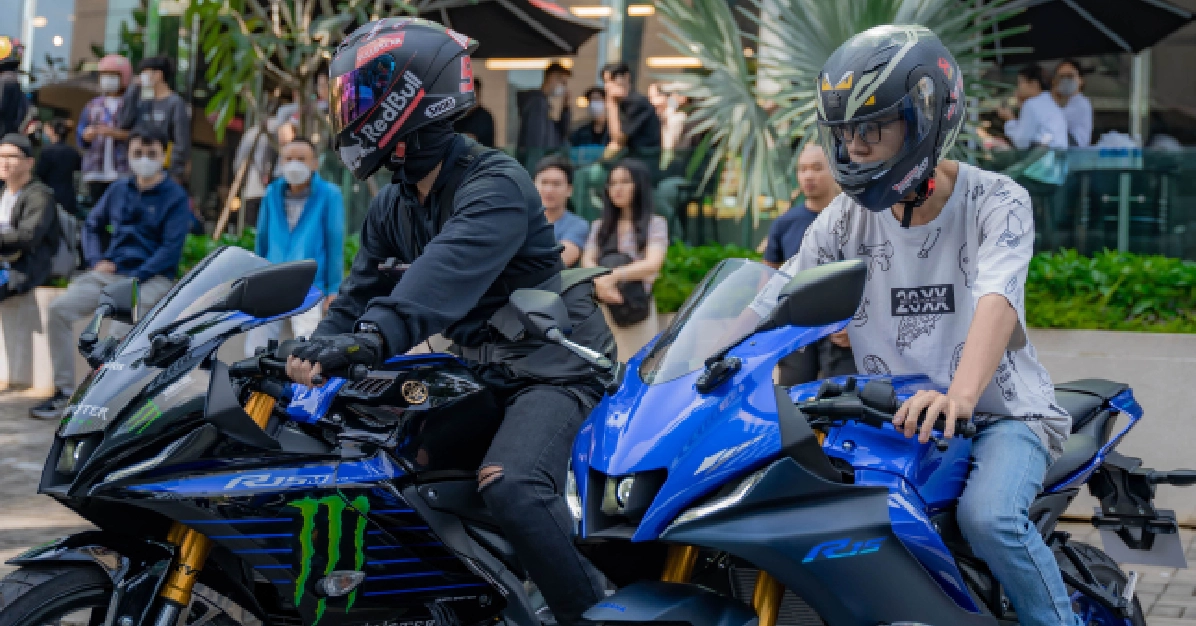 Hàng trăm Biker phấn khích chờ đợi lái thử R15 2022 & R15M