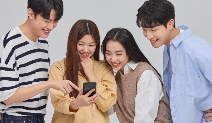 Hình ảnh cầm bút chuẩn bị hồ sơ ứng tuyển Samsung