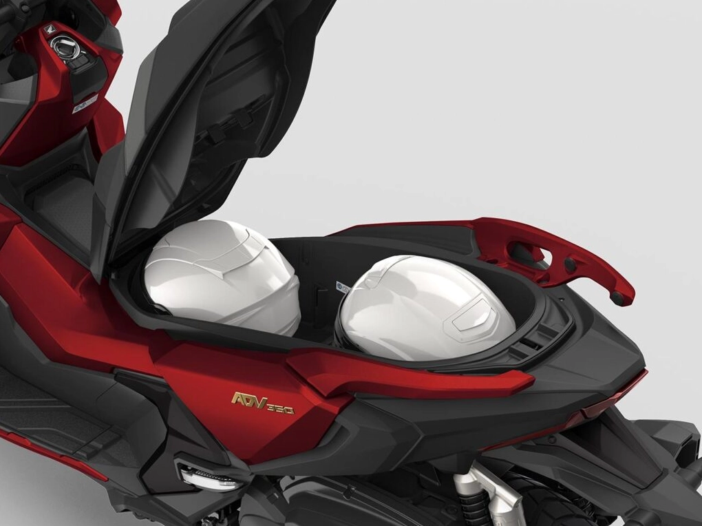 Hộc đựng đồ dưới yên lớn (48 lít) của Honda ADV 350