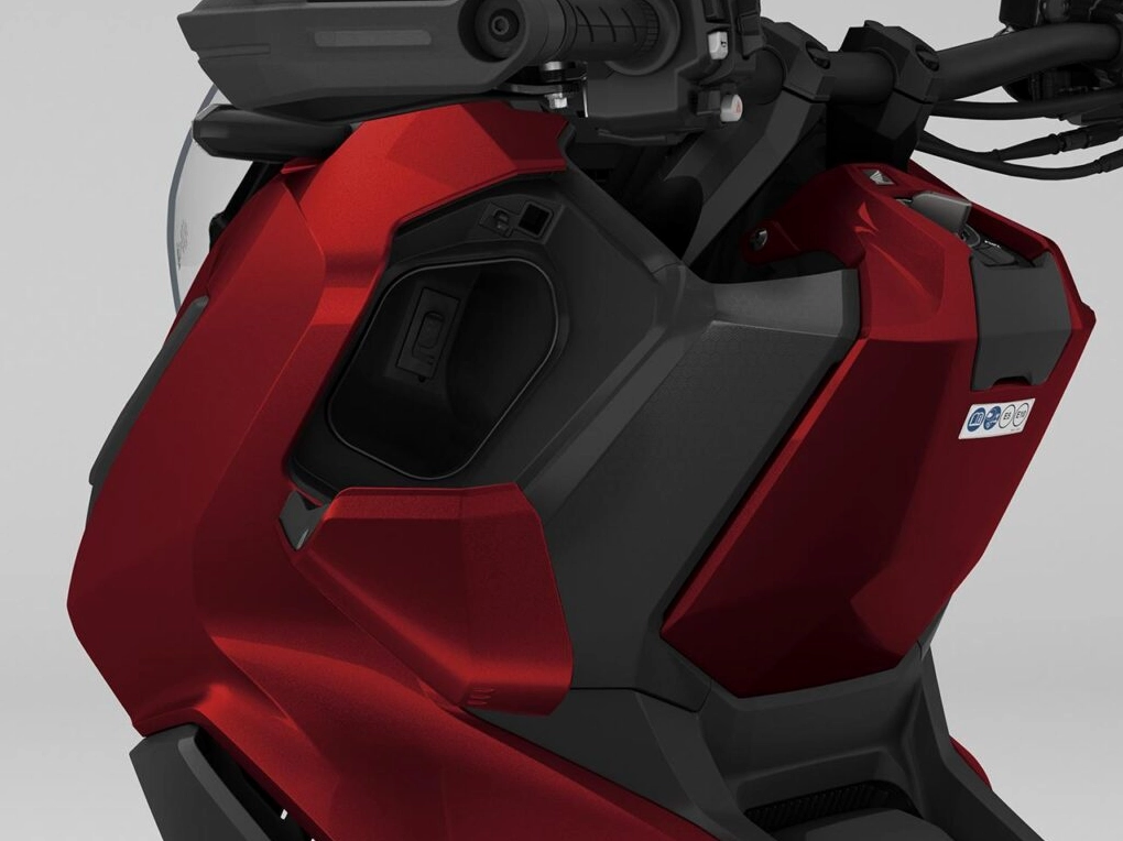 Hộc đựng đồ trước tích hợp cổng sạc USB loại C trên Honda ADV 350