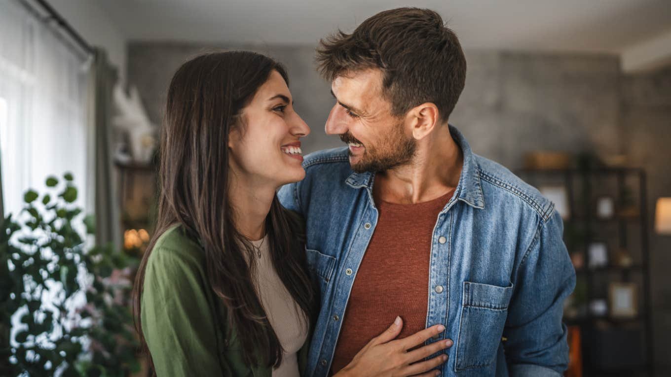 dấu hiệu con trai thích bạn qua đụng chạm