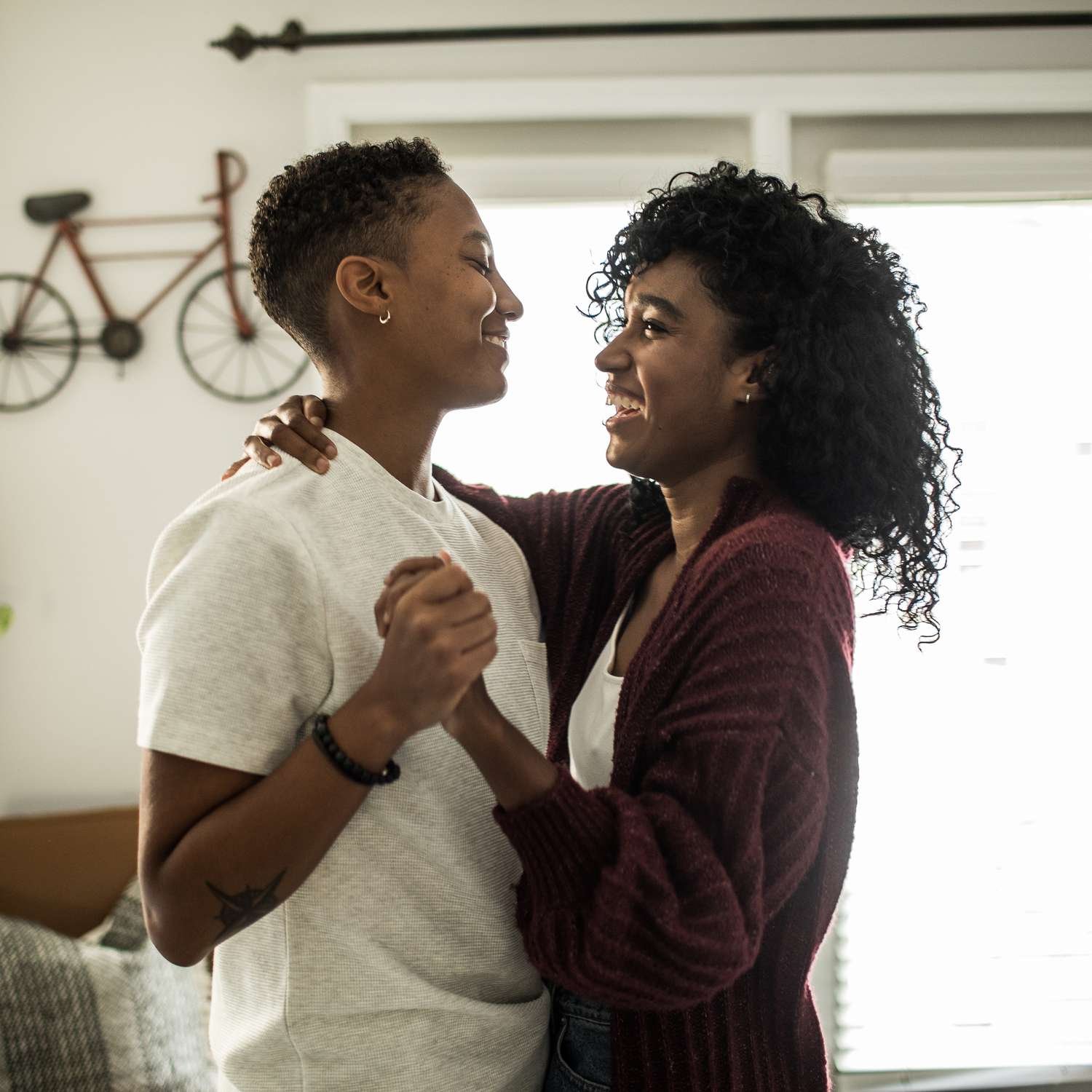 hành động chạm nhẹ khi thích