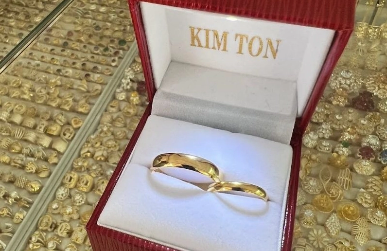 Khách hàng giao dịch tại tiệm vàng Kim Ton Long Thành