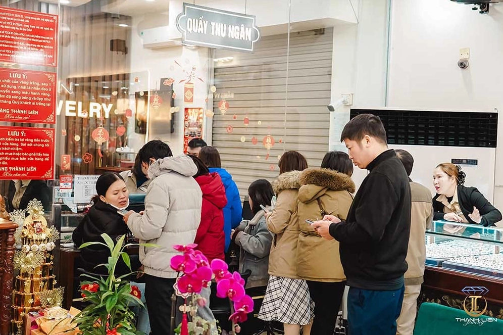 Khách hàng tại Vàng Thành Liên