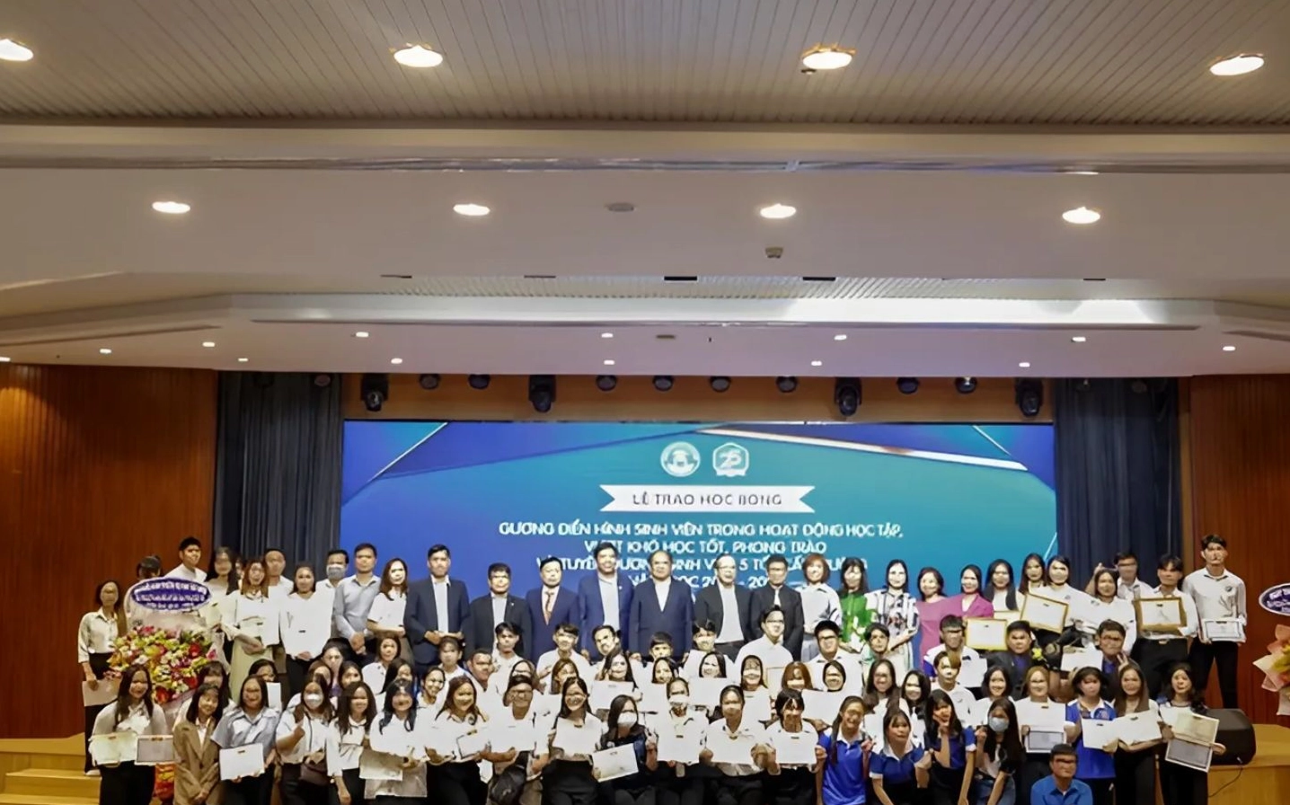 Lễ trao học bổng trường Đại học Văn Hiến