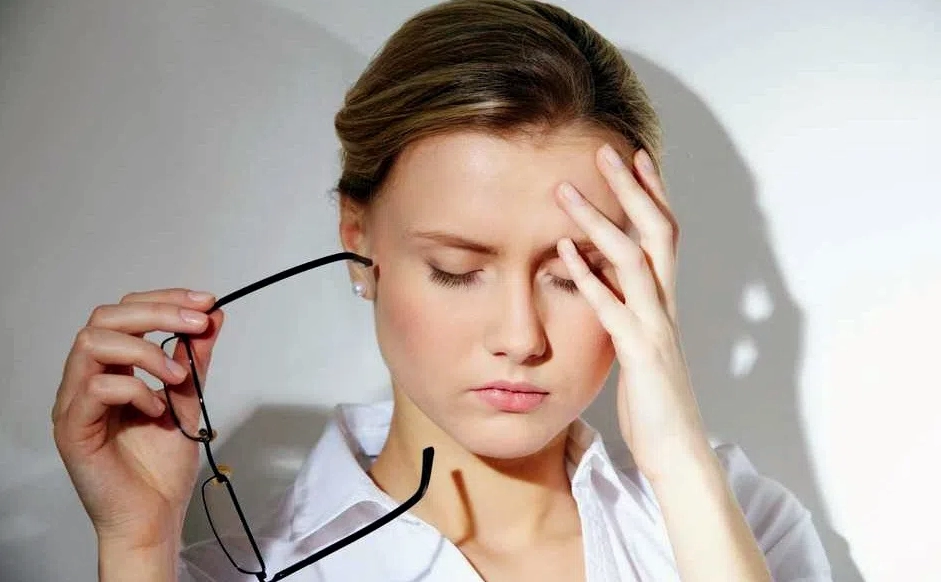 Lý giải hiện tượng giật mắt trái ở nữ theo lý giải khoa học