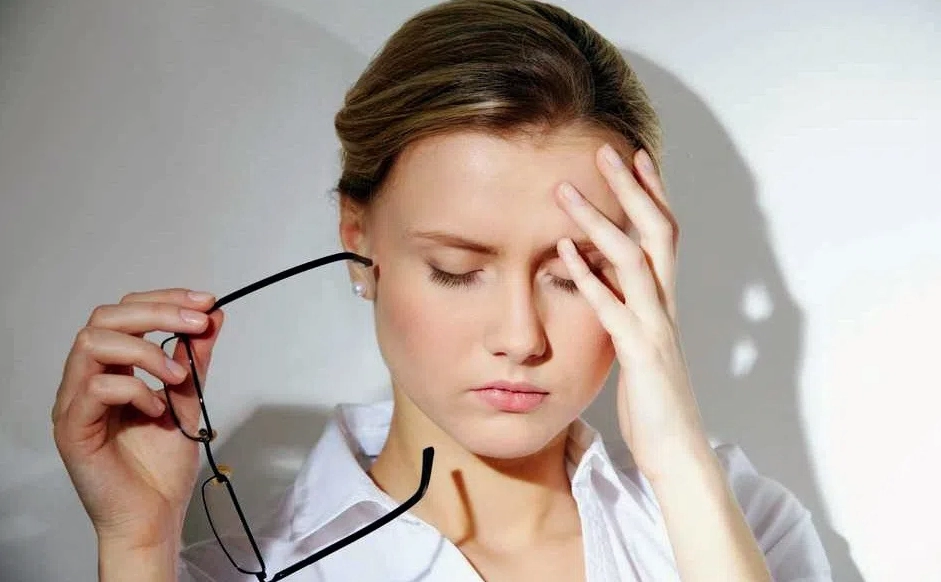 Lý giải hiện tượng giật mắt trái ở nữ theo lý giải khoa học