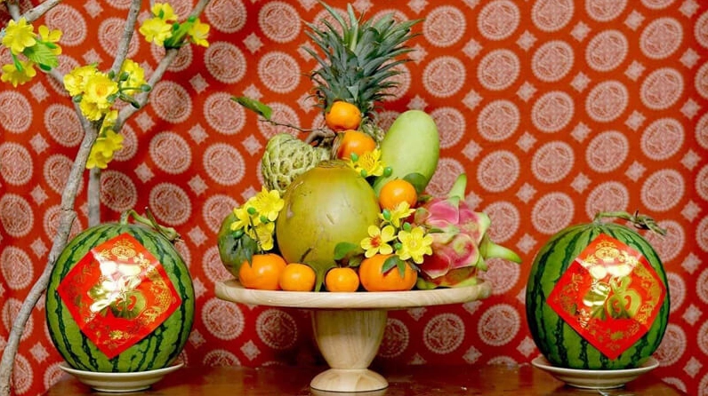Mâm ngũ quả với quả Phật thủ ở giữa giúp mang lại may mắn cho năm mới