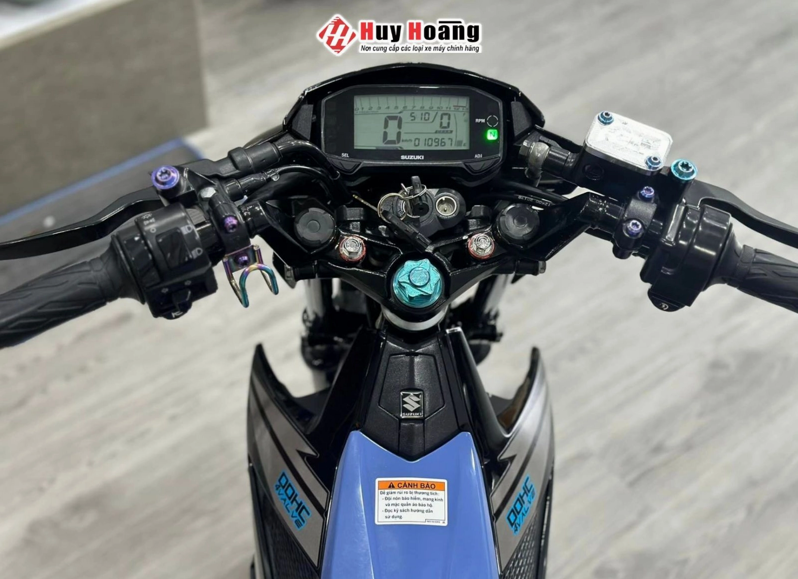 Mặt đồng hồ hiển thị kỹ thuật số hiện đại trên Suzuki Satria F150