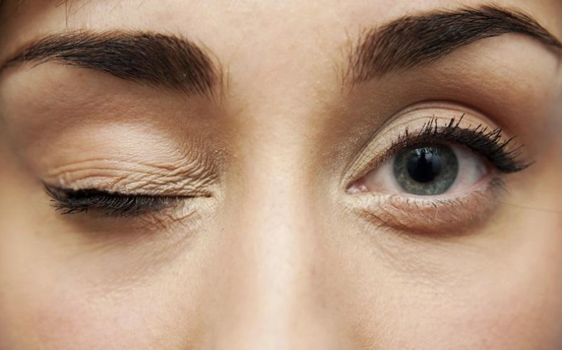 mắt phải nữ giật