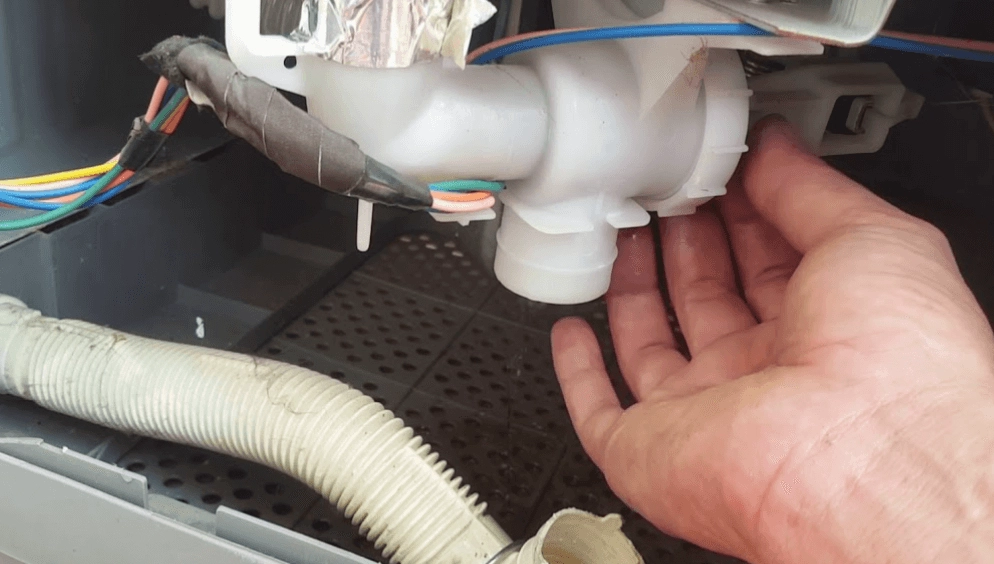 Máy giặt Sanyo báo lỗi E2 do van xả bị kẹt