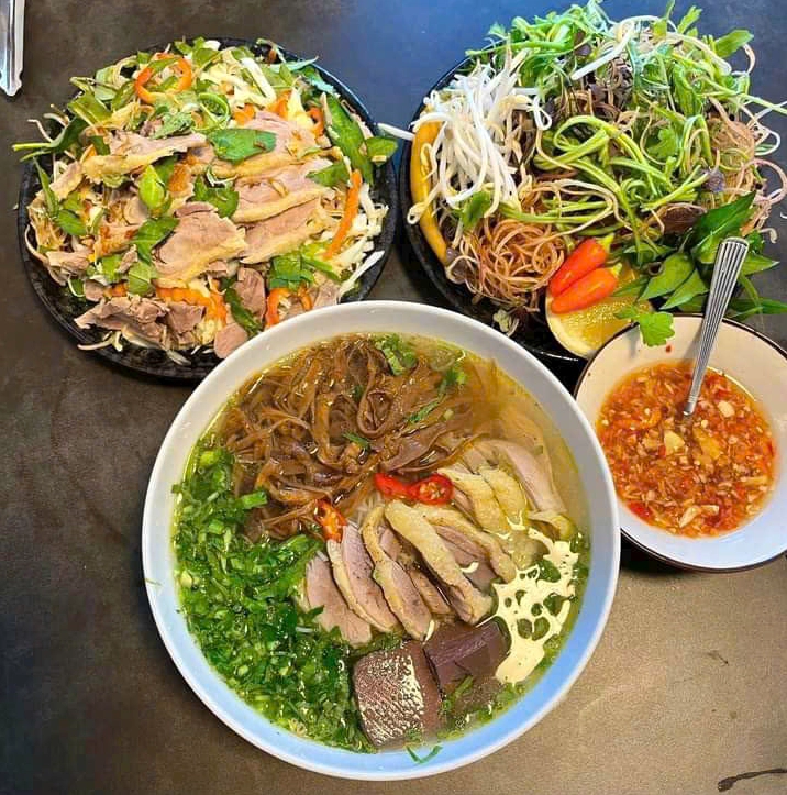 Người giúp việc chuẩn bị bữa ăn cho gia đình theo yêu cầu