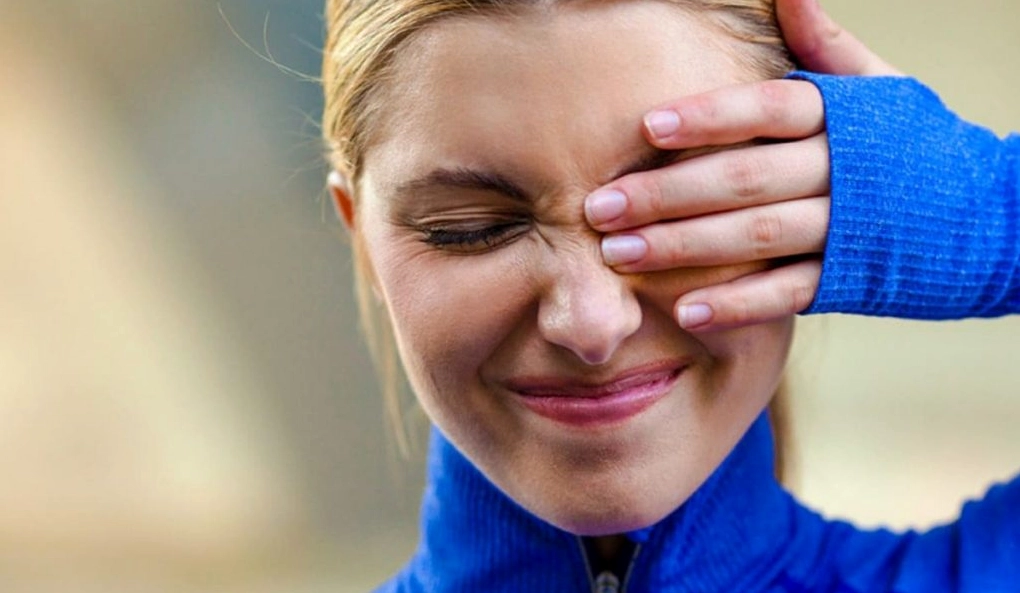 Nháy mắt trái nữ theo giờ thường do mệt mỏi, căng thẳng hoặc thiếu dưỡng chất