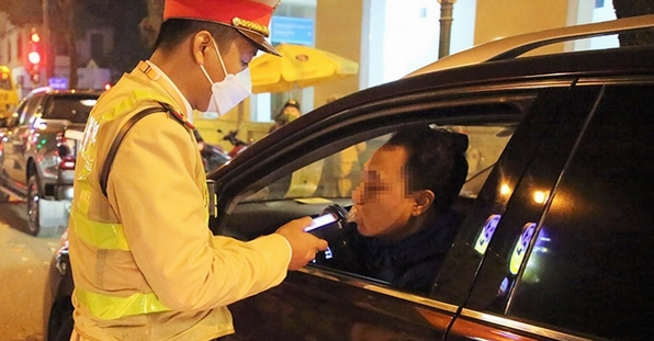 nong-do-con-xe-may-phat-bao-nhieu-tien-nam-2026-quy-dinh-moi_635