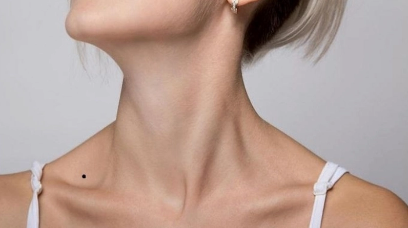 Nốt ruồi bên phải xương quai xanh nữ thường gắn liền với nét duyên ngầm