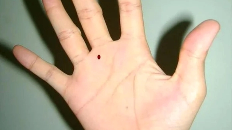 Nốt ruồi tay phải nữ tiết lộ vận mệnh riêng.