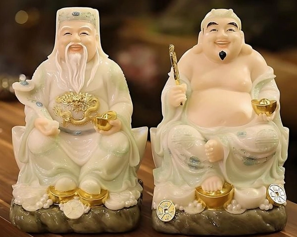 Ông Thần Tài thường được đặt bên trái, còn ông Địa đặt bên phải theo hướng từ ngoài nhìn vào