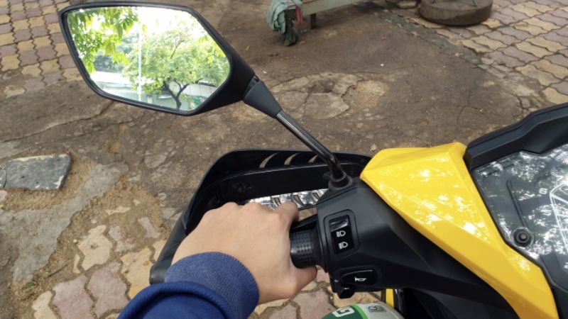 quy-dinh-phap-luat-ve-guong-chieu-hau-xe-may-nam-2026